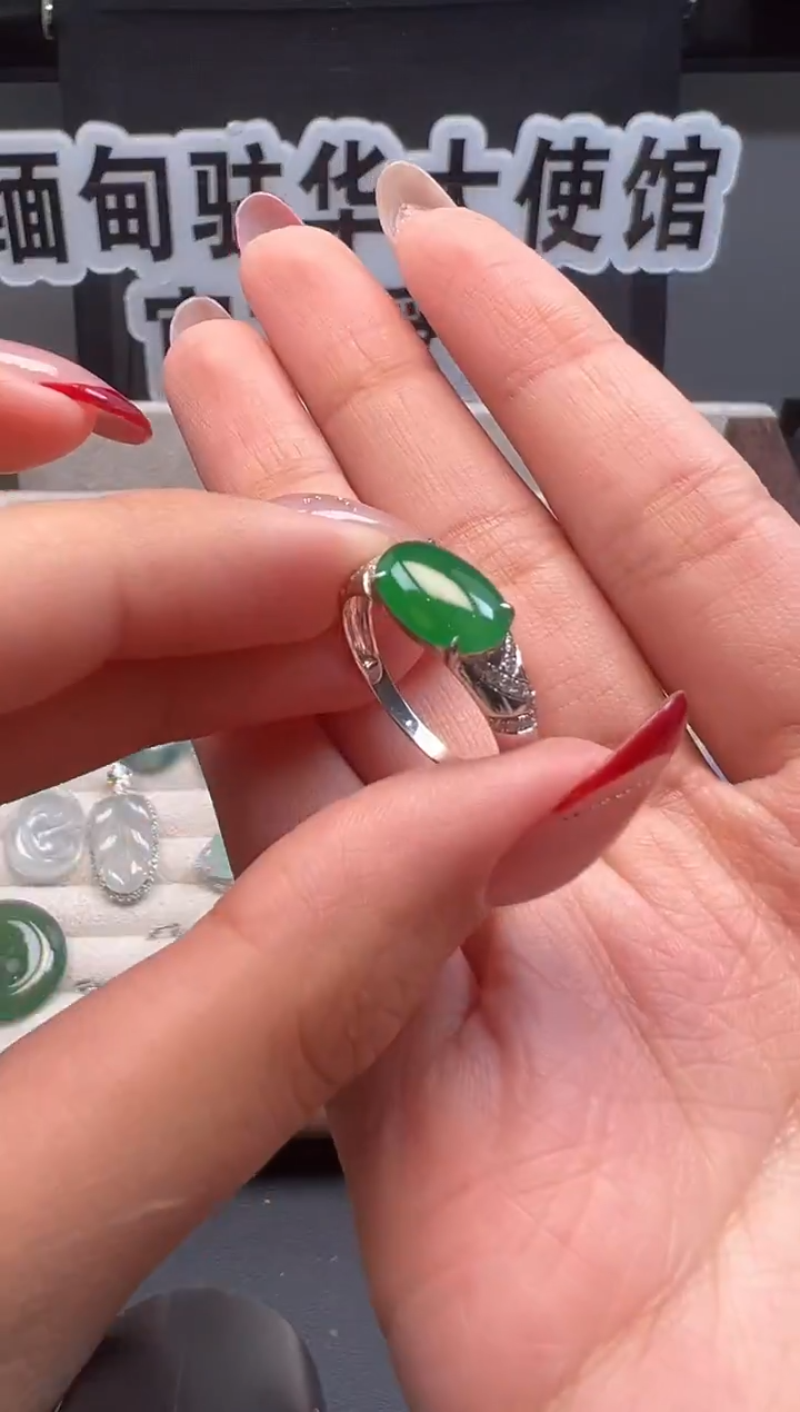 18K金镶嵌戒指翡翠缅甸珠宝严选