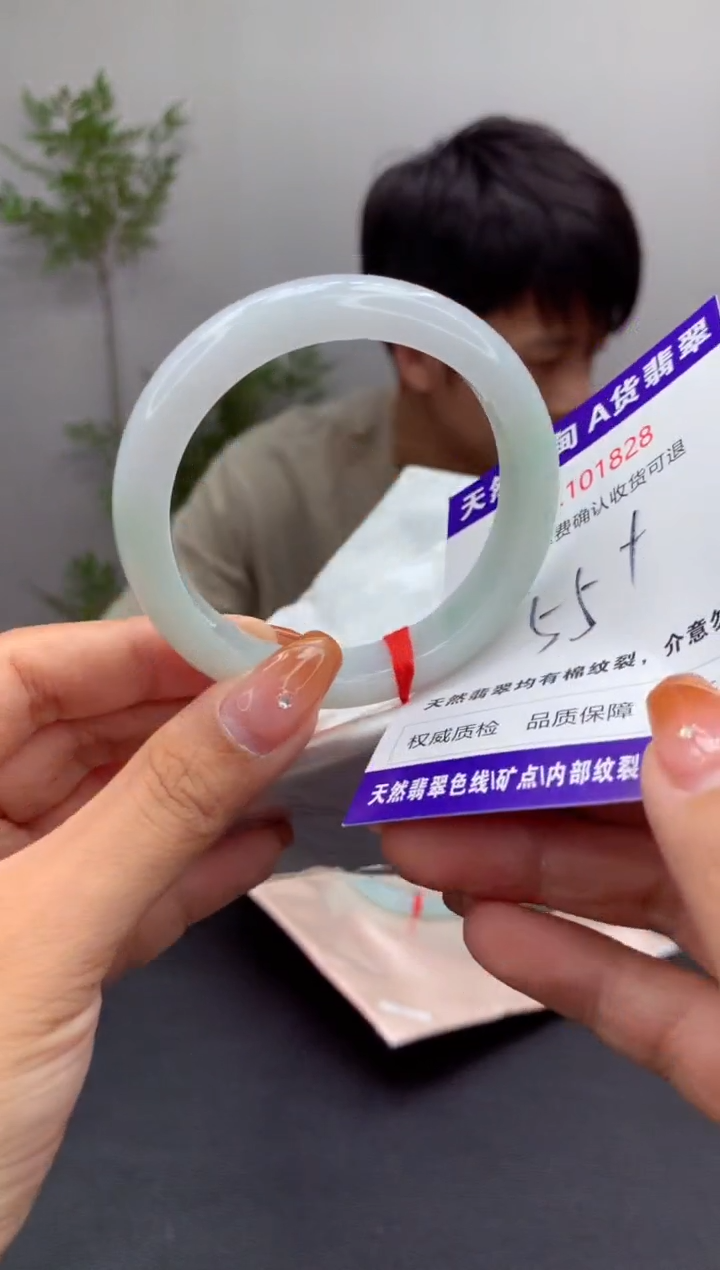 未镶嵌手镯翡翠有纹，完美者勿拍