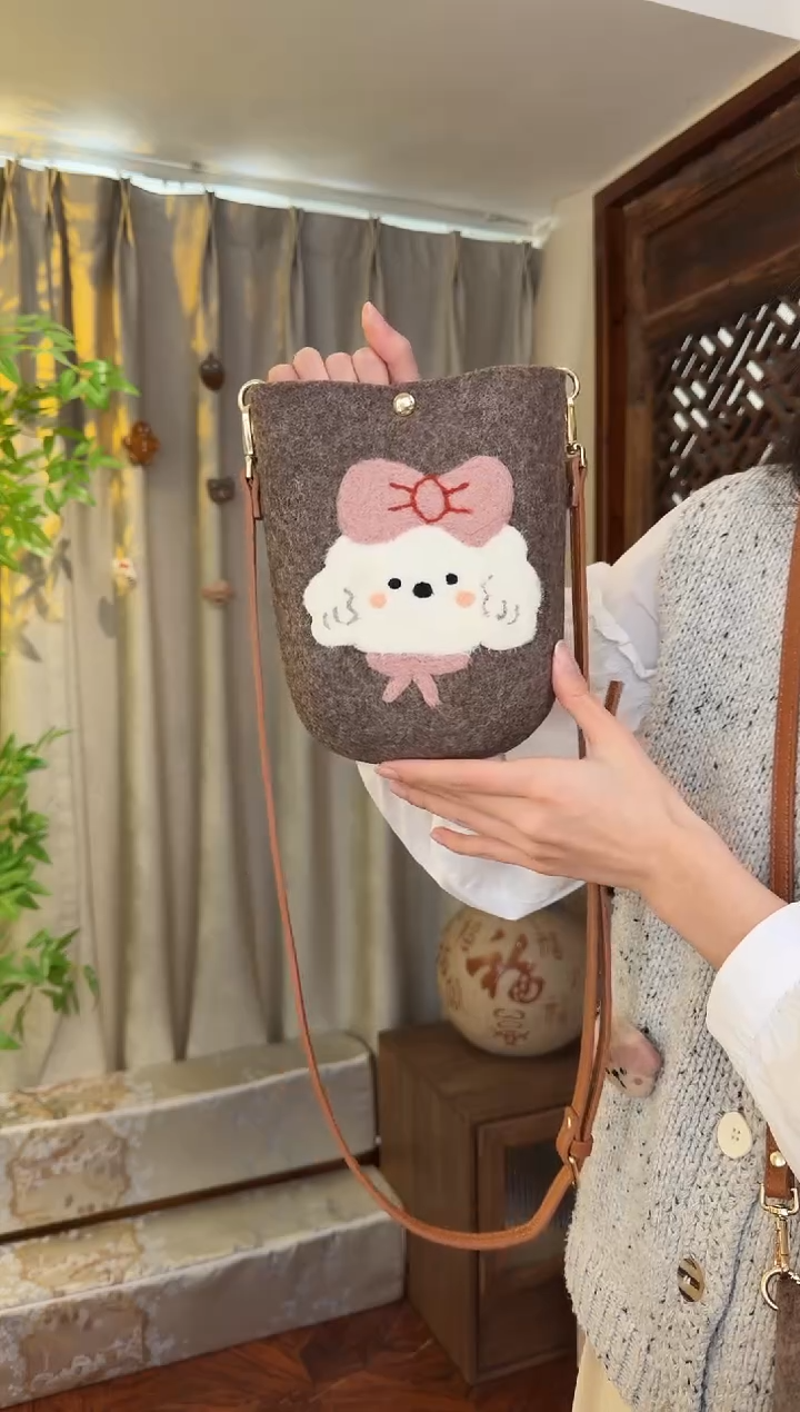 羊毛非遗羊毛毡包 手机包小狗