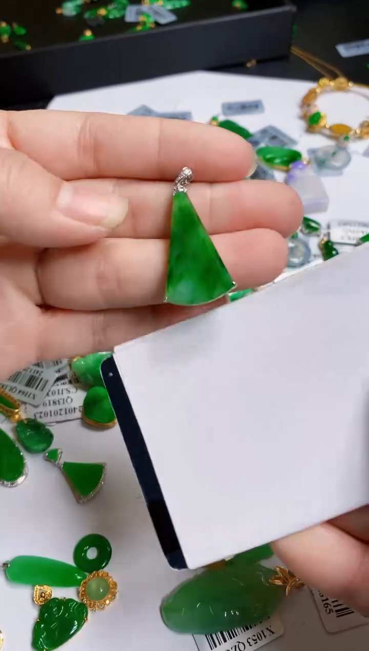 【闪购商品】翡翠颈饰18K金镶嵌无事牌