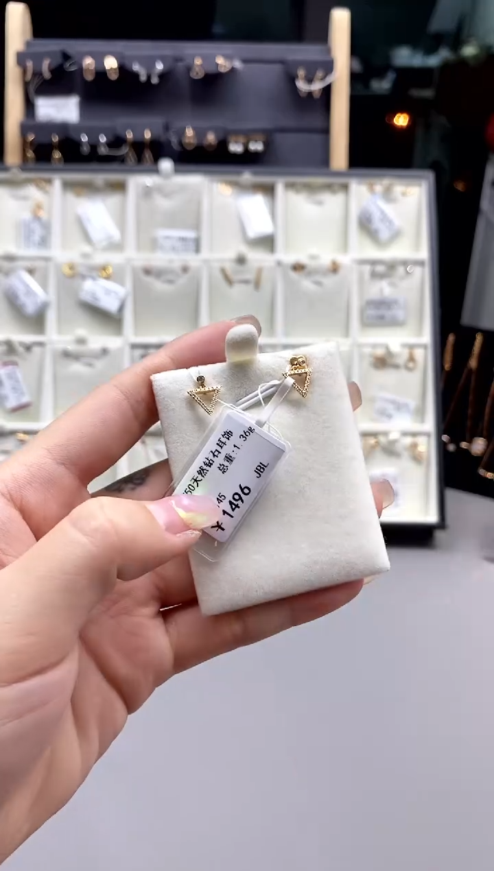 【闪购商品】钻石耳饰18K金镶嵌标签损坏不退不换