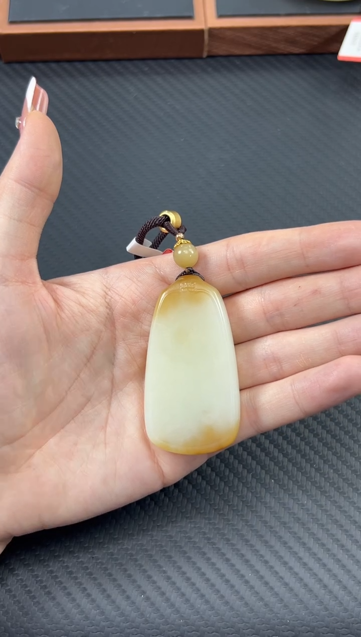 【闪购商品】和田玉吊坠(赠链)未镶嵌且末金山微色差吊坠