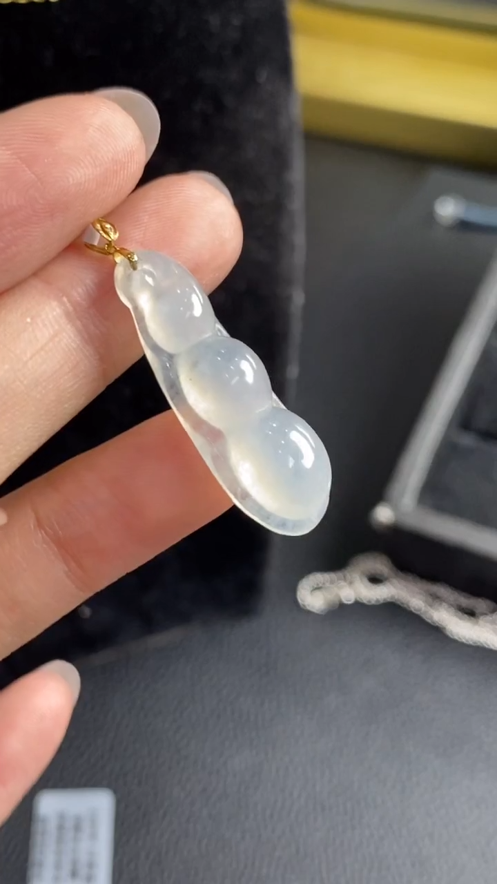 翡翠18K金镶嵌颈饰吊坠