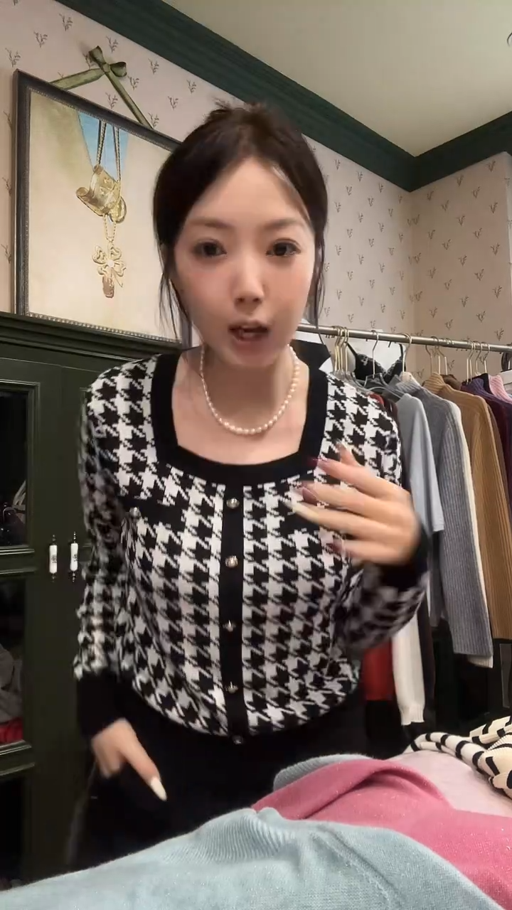 经典黑白格套头衫