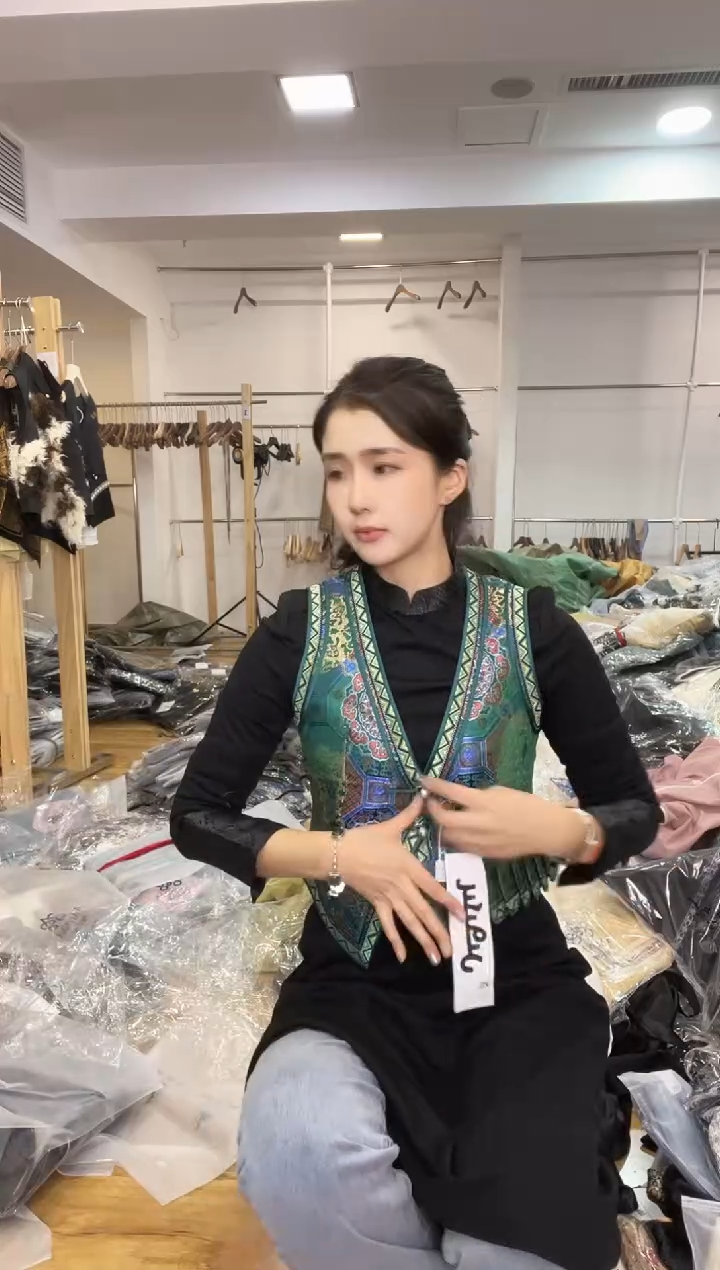 马甲       M码       80-105斤