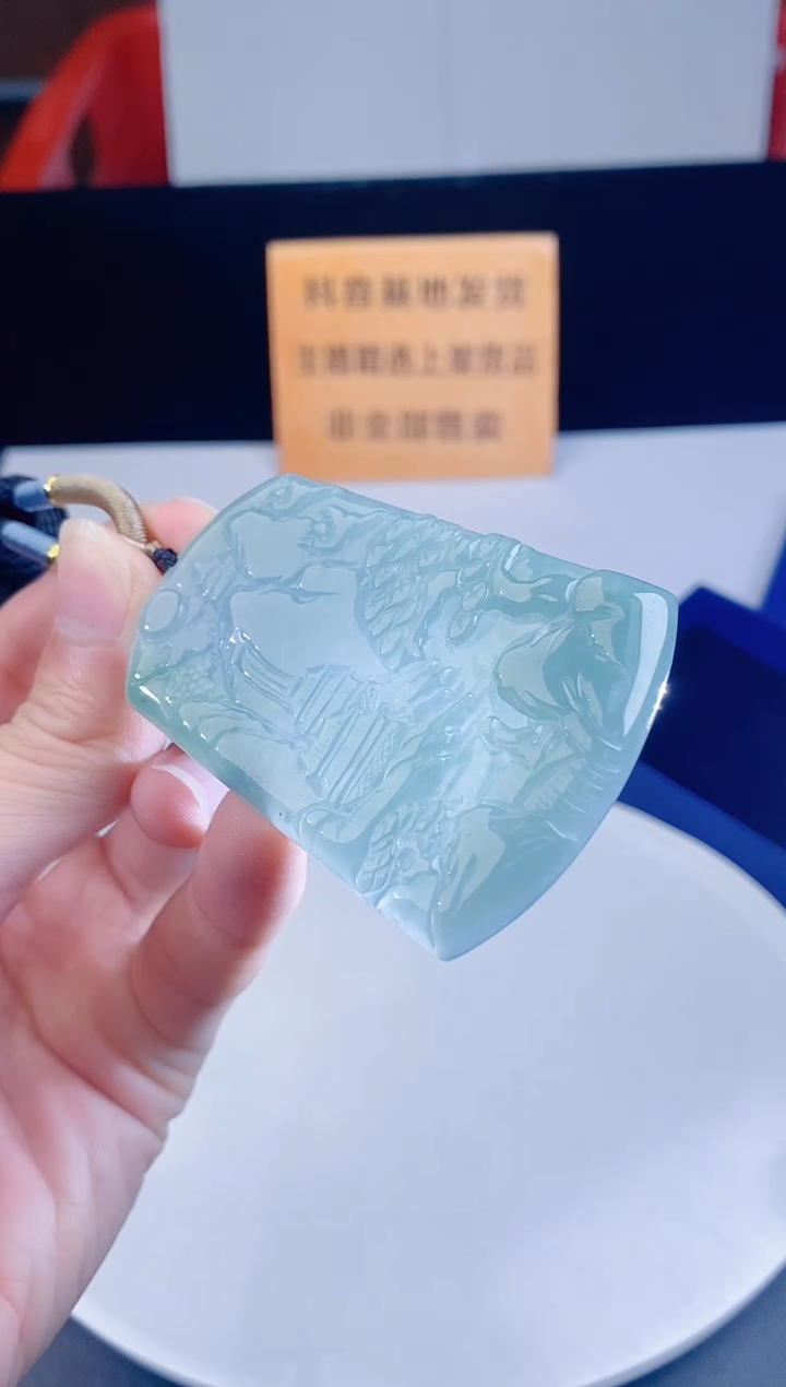 颈饰未镶嵌翡翠  
