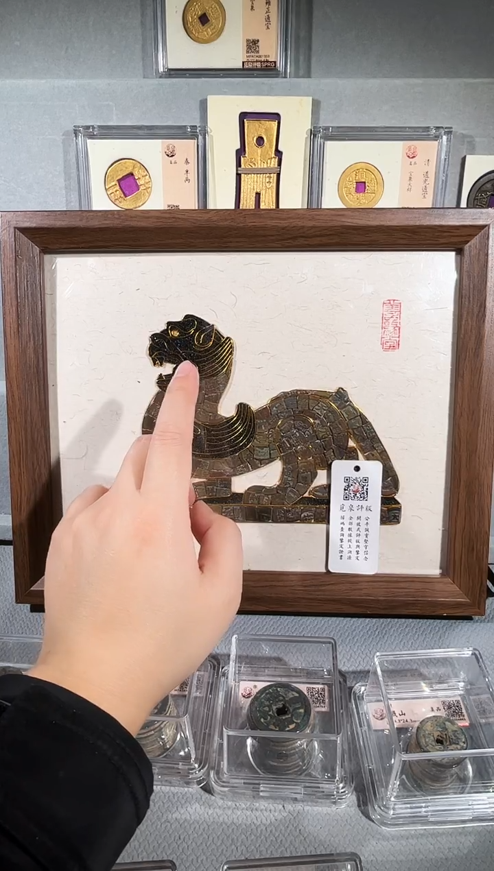 铜石刻款 精装款古钱币摆件一个 同分择优发