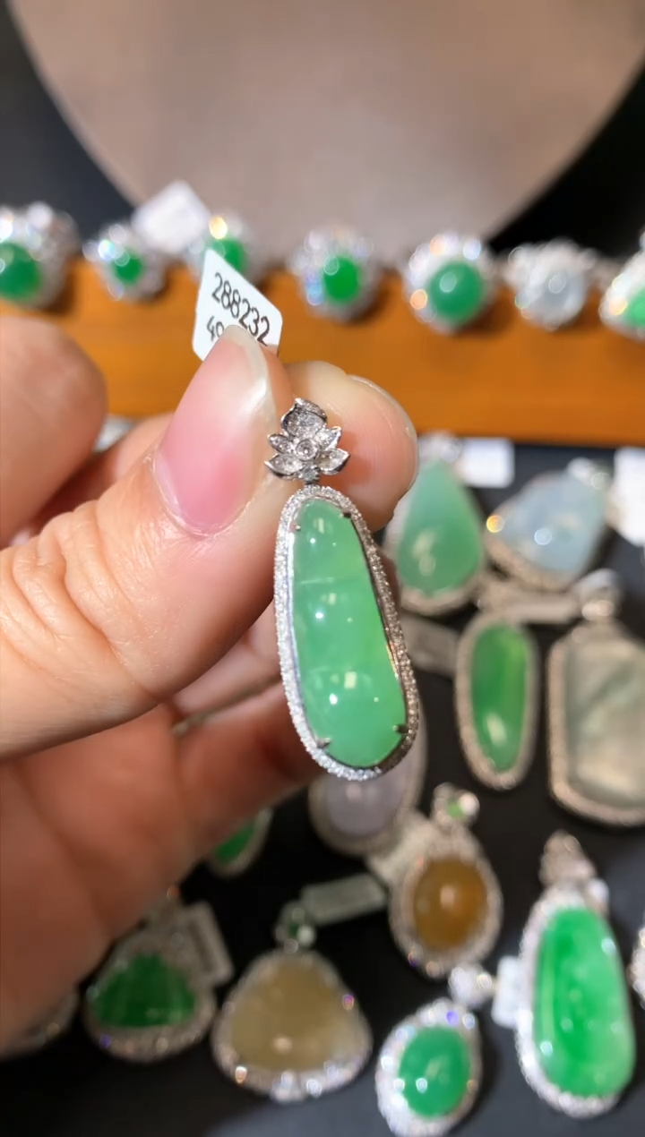 【闪购商品】翡翠吊坠(不含链)18K金镶嵌吊坠