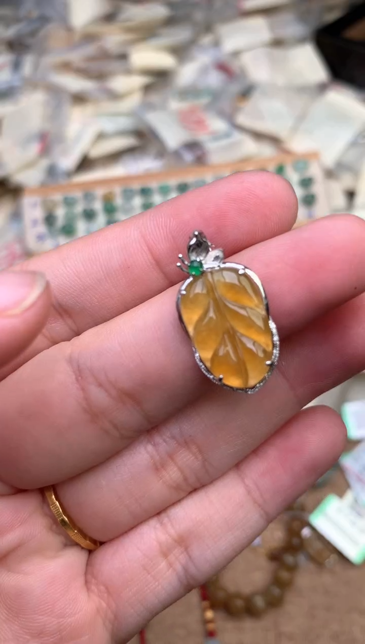 18K金镶嵌挂件翡翠一