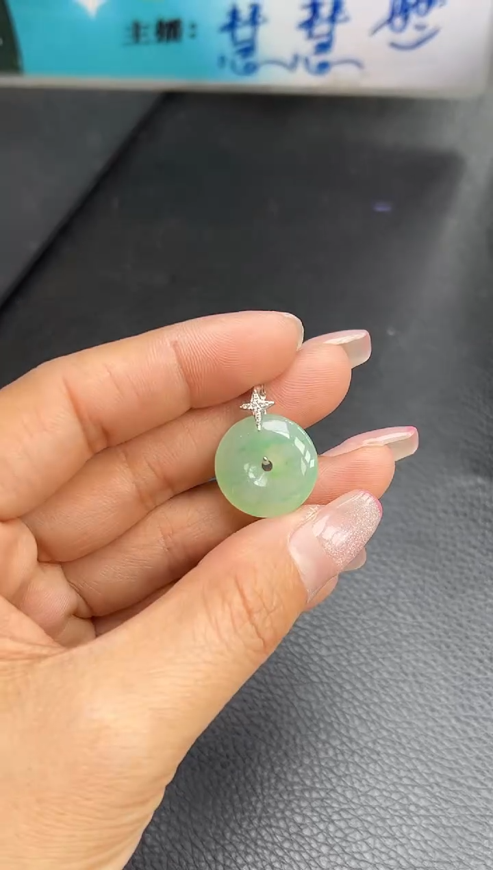 【闪购商品】翡翠颈饰18K金镶嵌平安扣