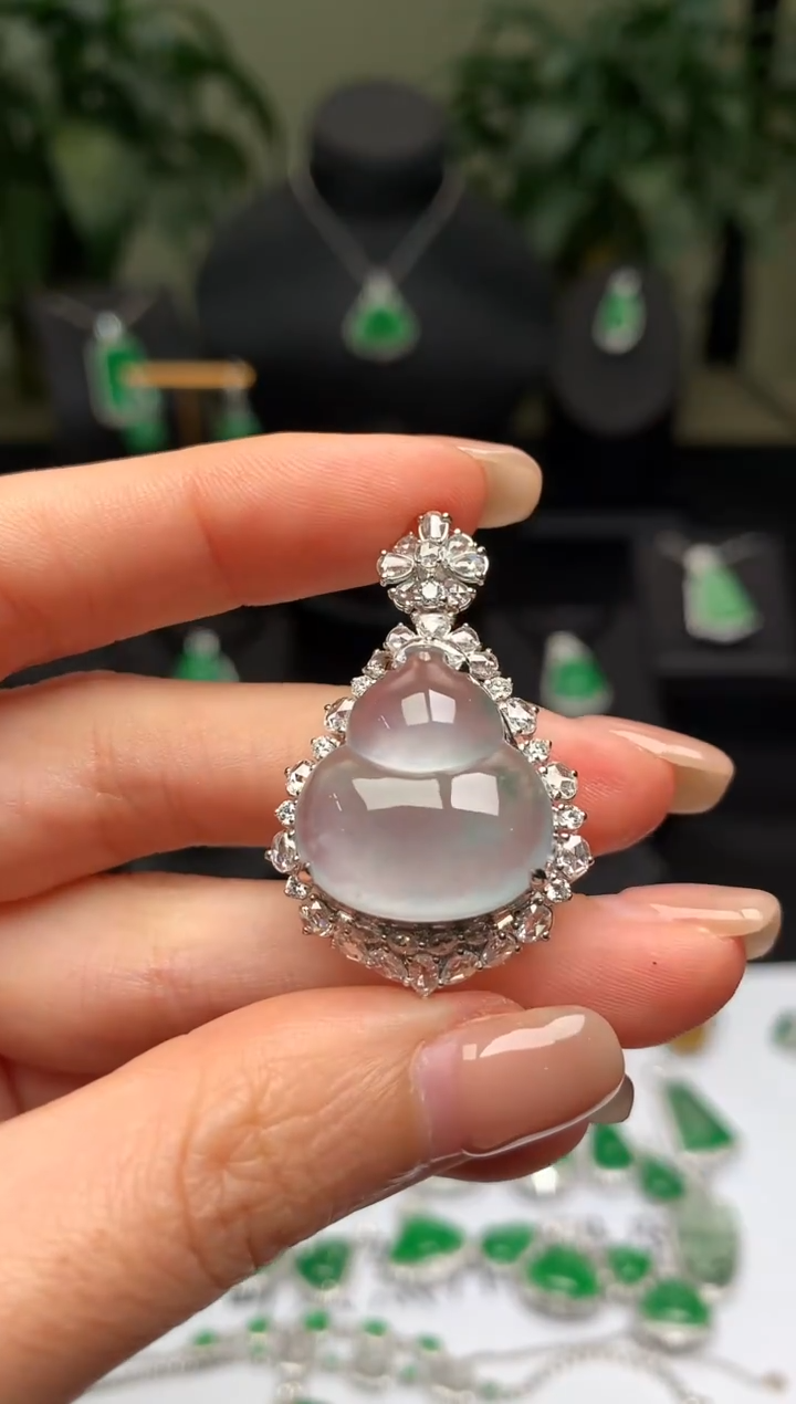 颈饰18K金镶嵌翡翠葫芦