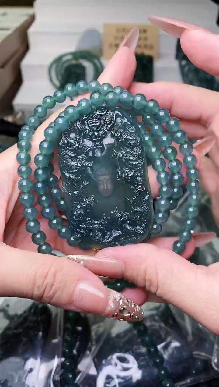 颈饰未镶嵌翡翠 