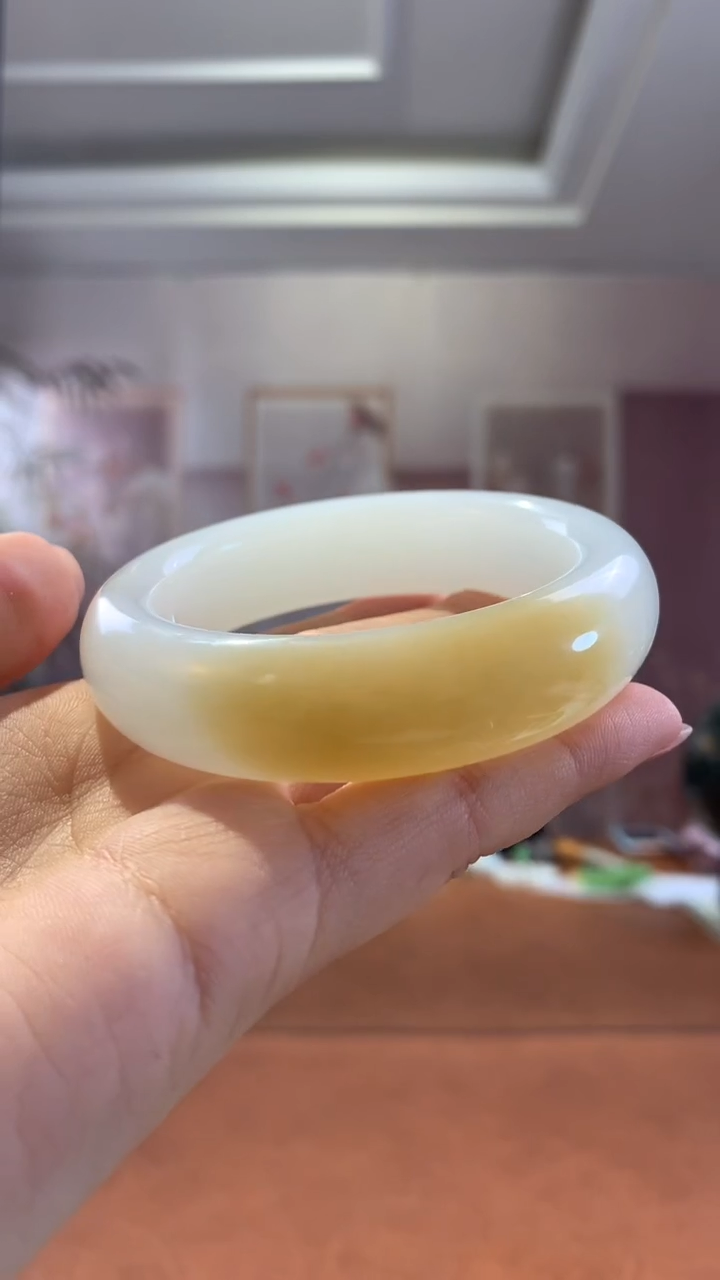 未镶嵌和田玉把件俄料高品宽版糖白手镯54