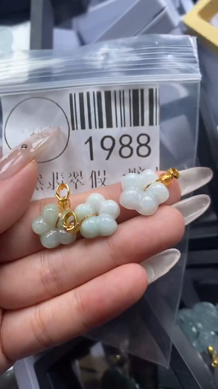 颈饰未镶嵌翡翠1988