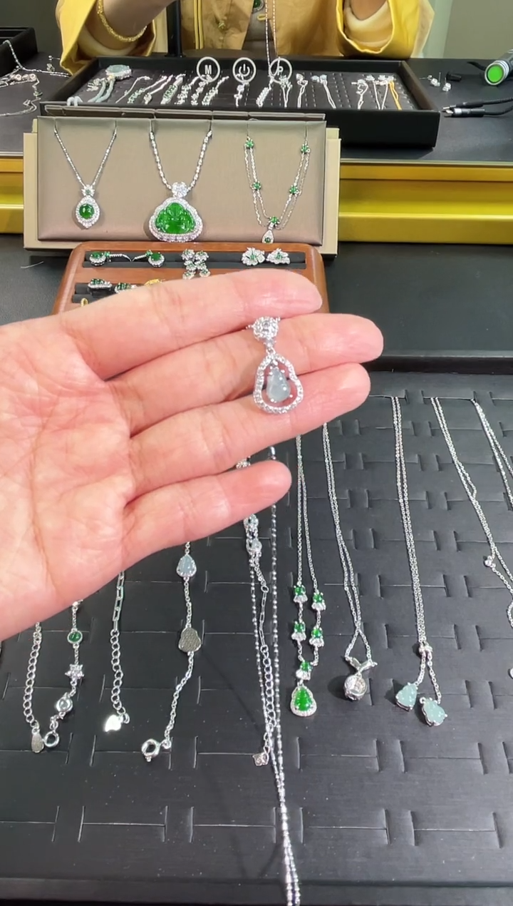 【闪购商品】翡翠吊坠(赠链)未镶嵌葫芦