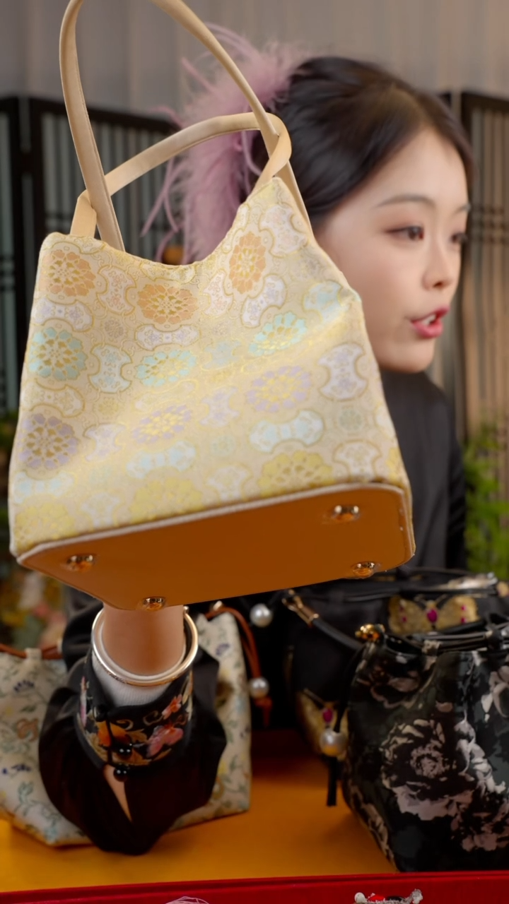 刺绣?**?非遗绒花饰品