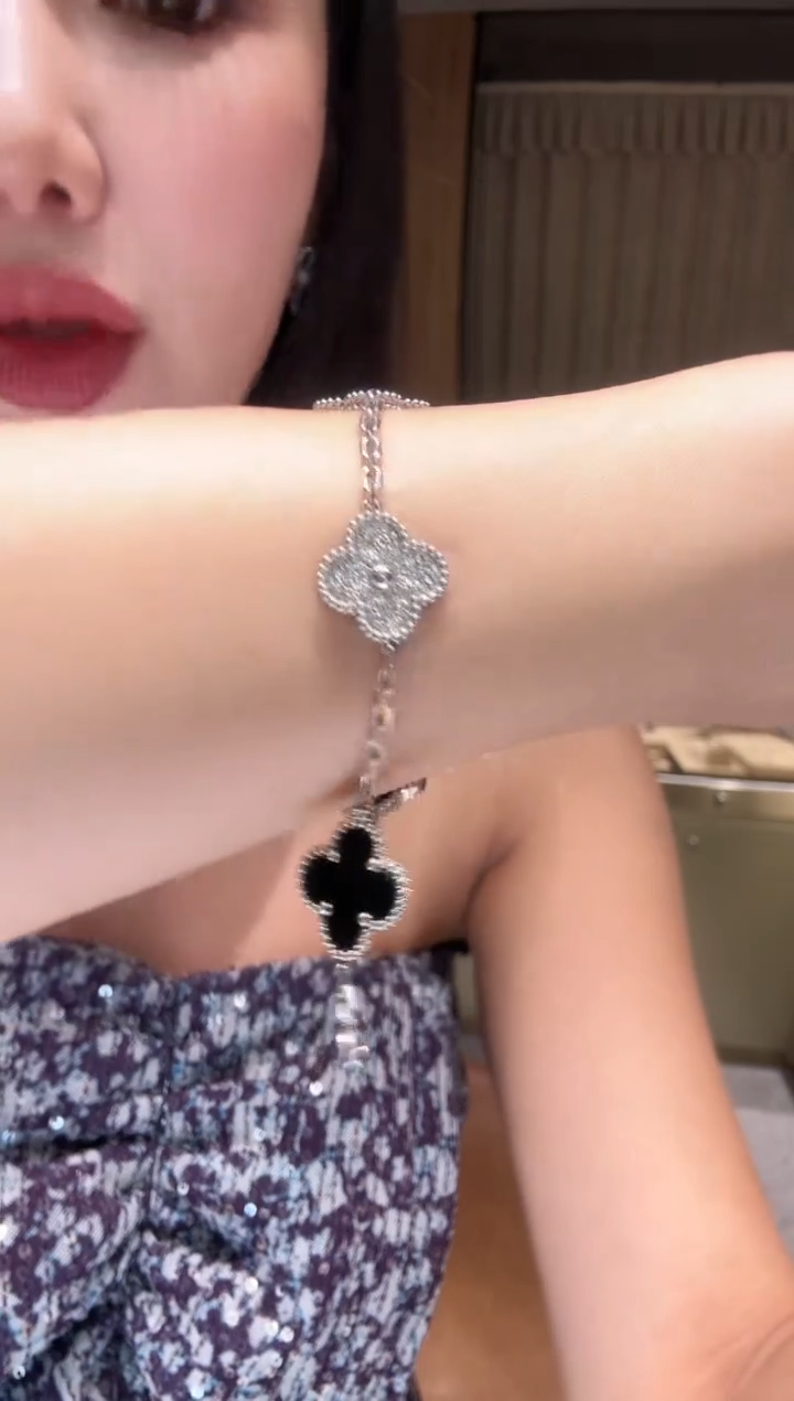 手链18K金镶嵌钻石熊猫