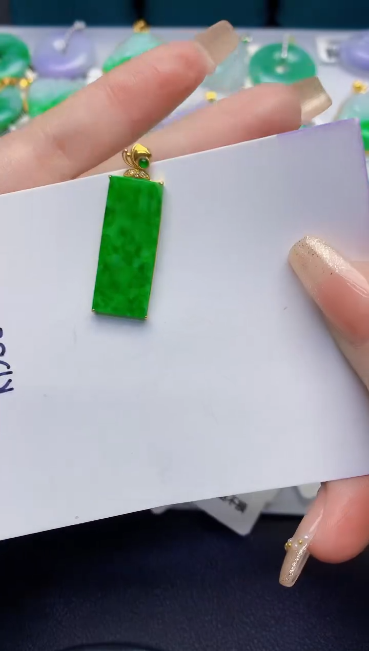 颈饰18K金镶嵌翡翠缅甸天然翡翠A货