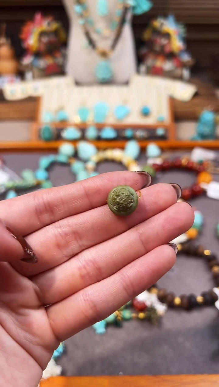 未镶嵌绿松石配饰金蟾圆牌