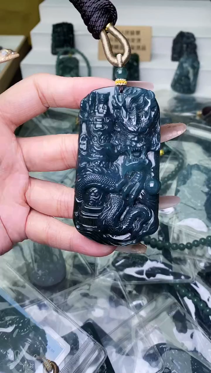 颈饰未镶嵌翡翠 