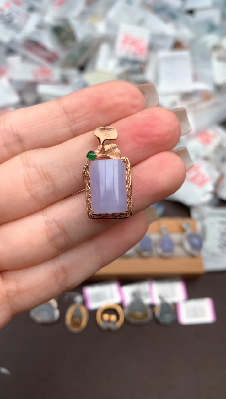 18K金镶嵌挂件翡翠一