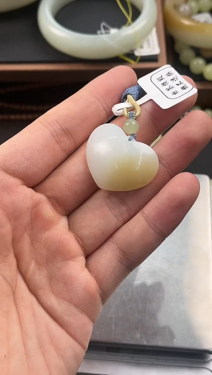 手串未镶嵌和田玉且末金山糖白爱心吊坠微色差