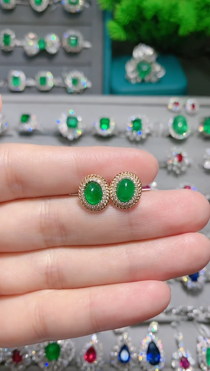 18K金耳饰18K金镶嵌祖母绿.