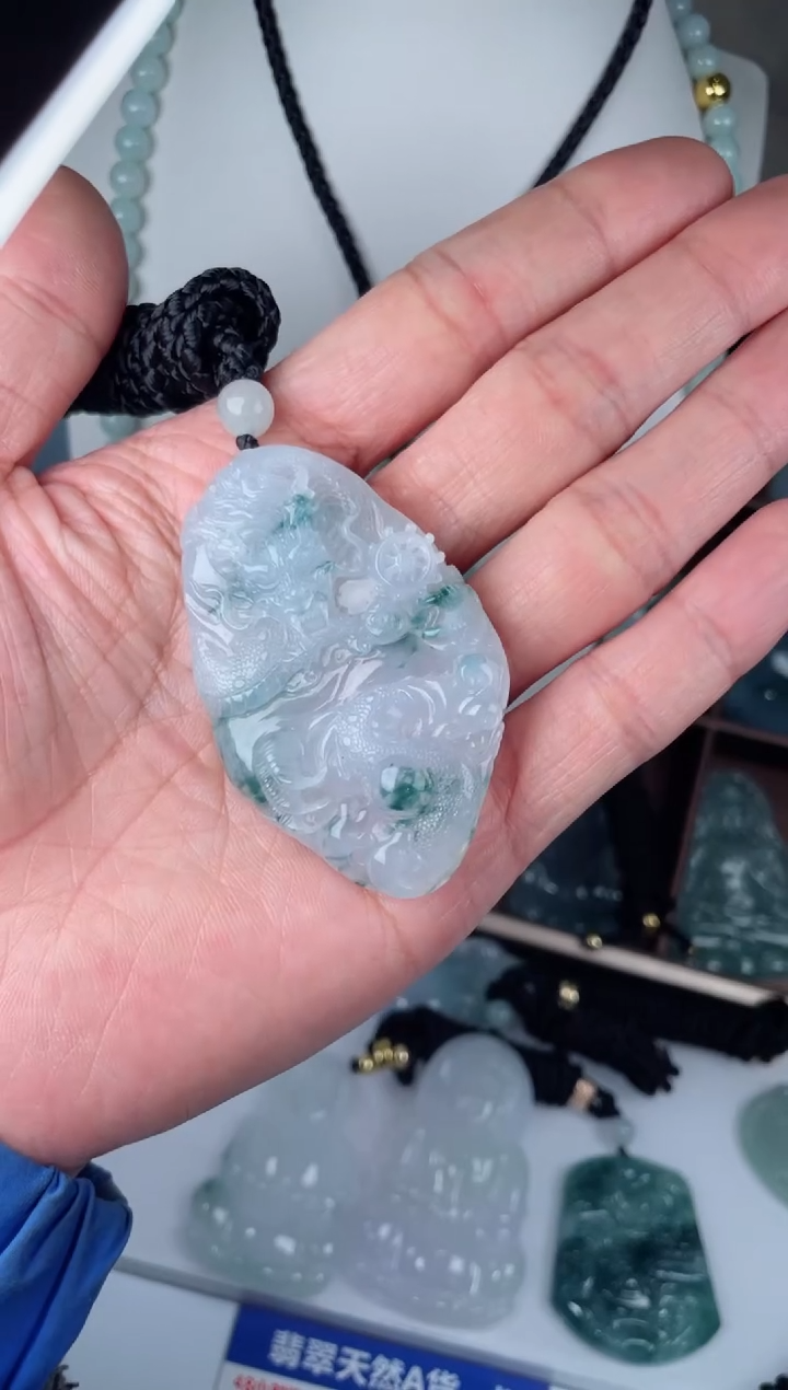 【闪购商品】翡翠颈饰未镶嵌         