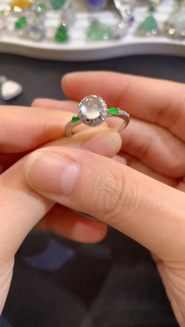 18K金镶嵌戒指翡翠A9 多样性发货一件