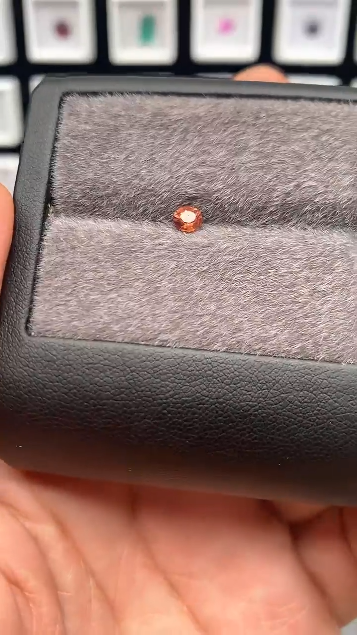 未镶嵌裸石尖晶石0.26