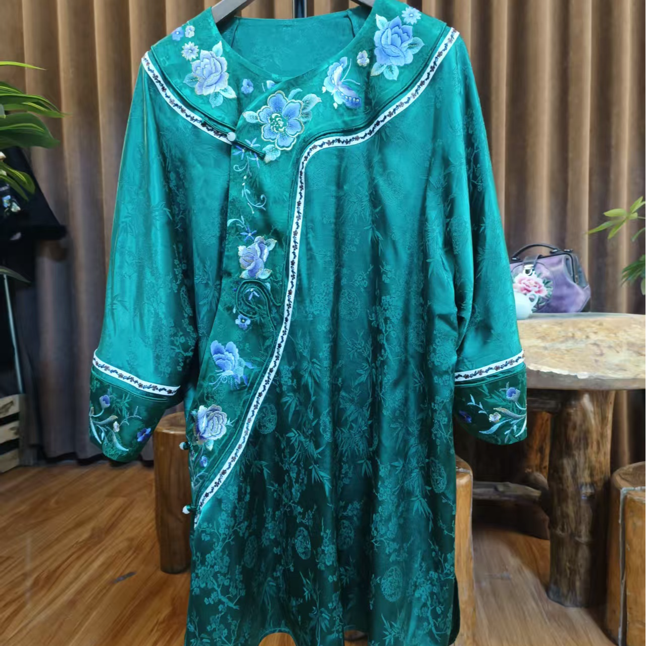 25256素女馆新款斜襟绣花长款太太服