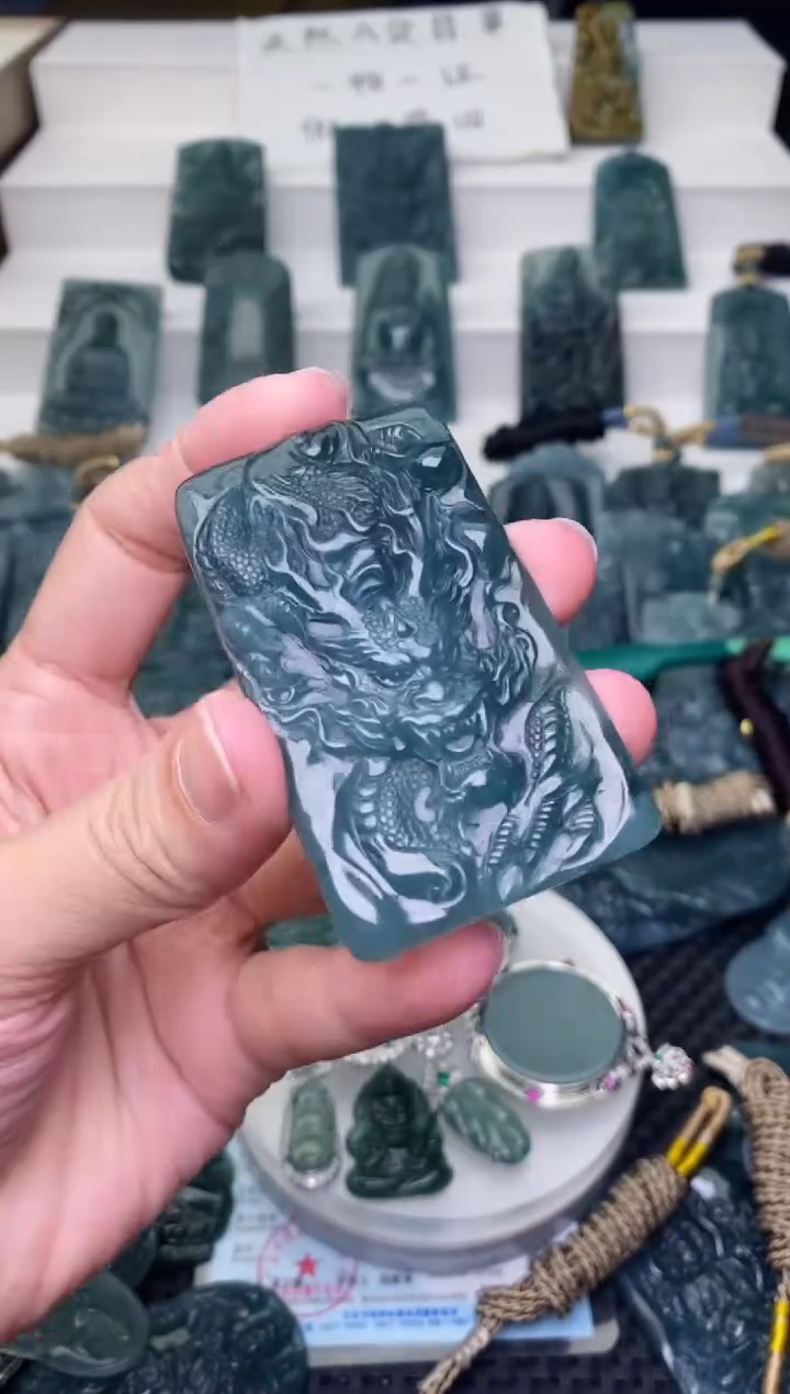 颈饰未镶嵌翡翠          