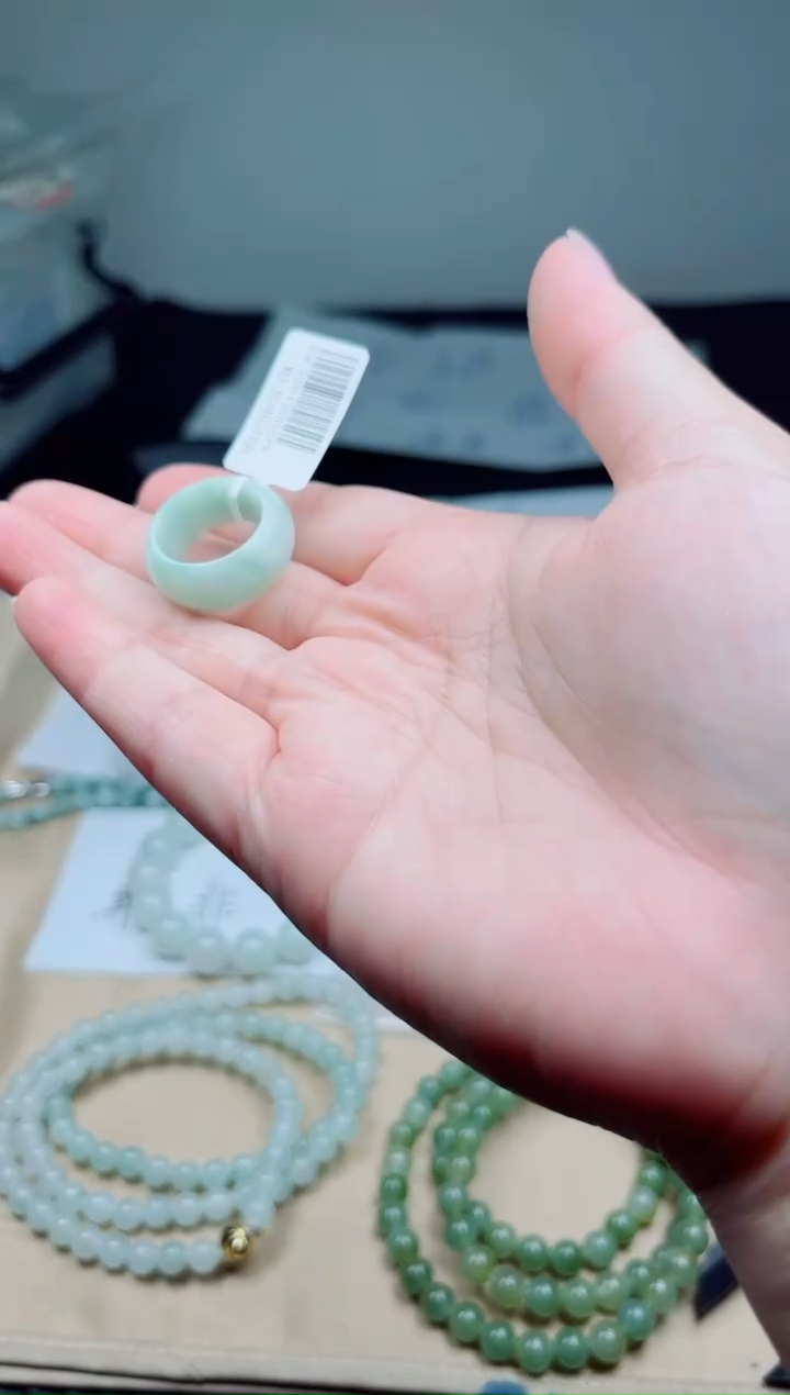 翡翠未镶嵌颈饰戒圈