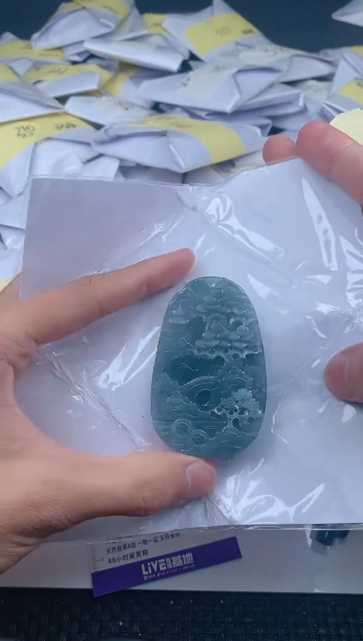 翡翠未镶嵌颈饰          