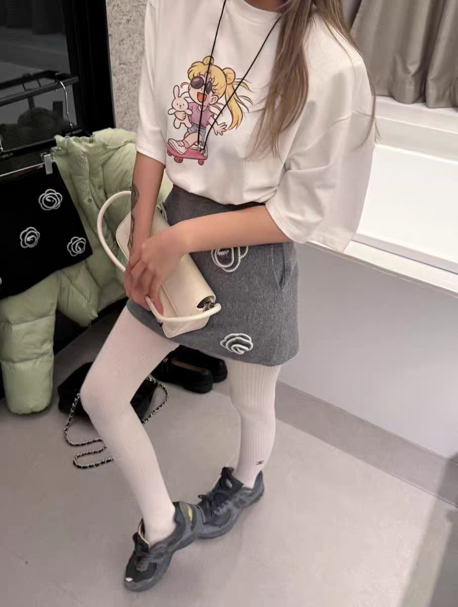 【奥莉】2025秋冬：立体山茶花毛呢半身裙6507