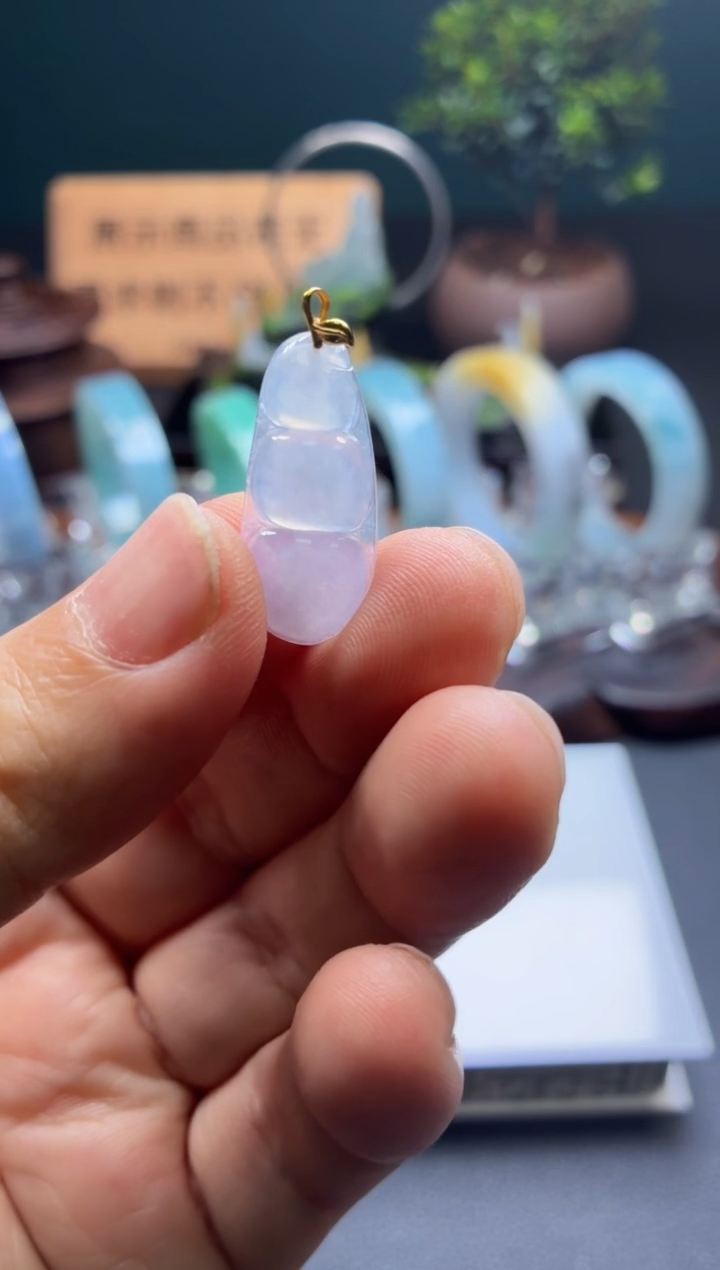 颈饰18K金镶嵌翡翠豆子