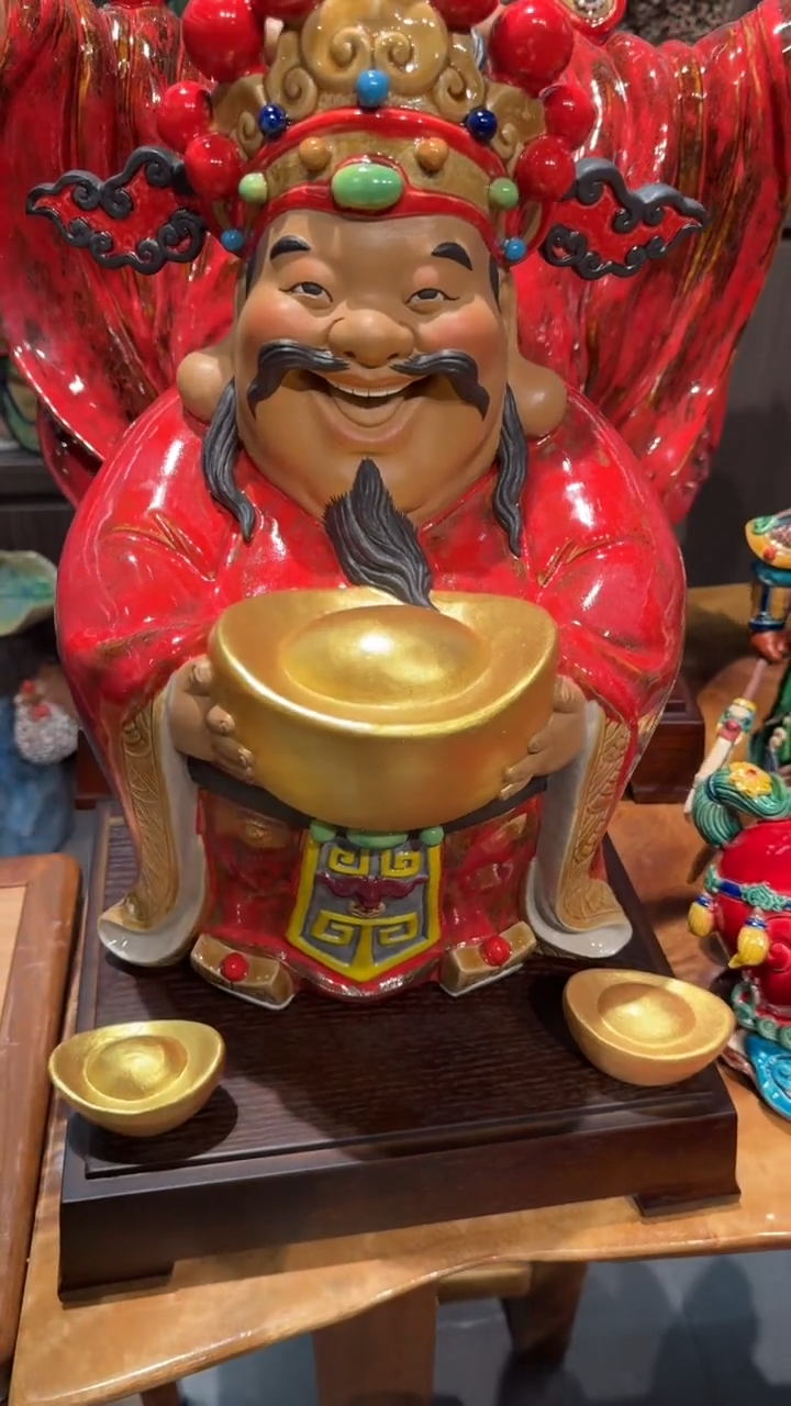 陶瓷邪****佬财神一件，底座一个，元宝4个