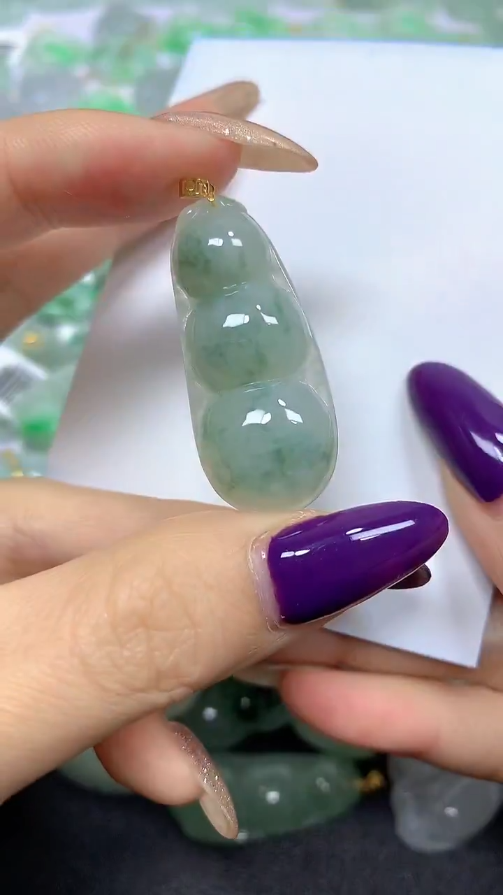 颈饰18K金镶嵌翡翠 