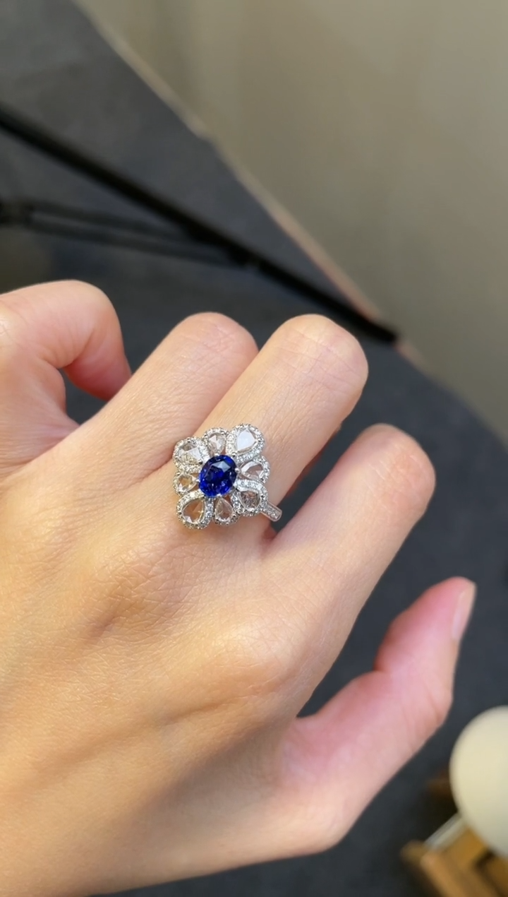 【闪购商品】蓝宝石戒指18K金镶嵌皇家蓝主石：1.06ct