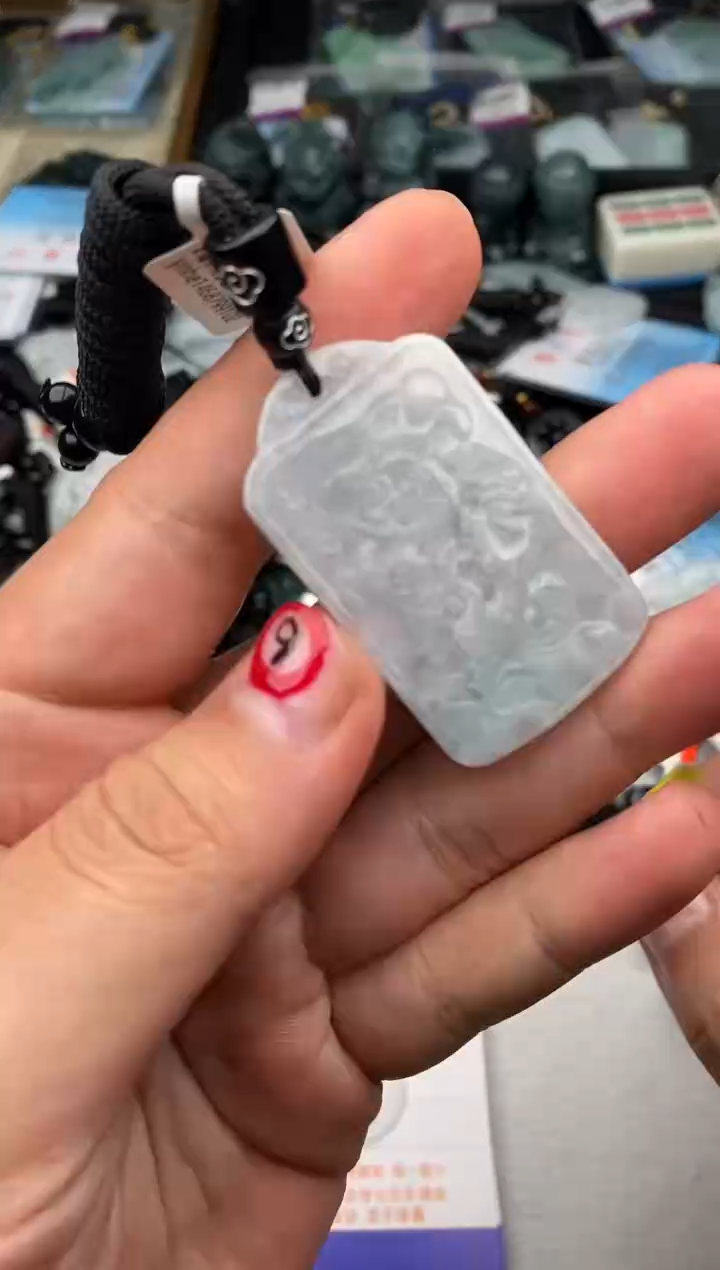 翡翠未镶嵌颈饰多样性发其一