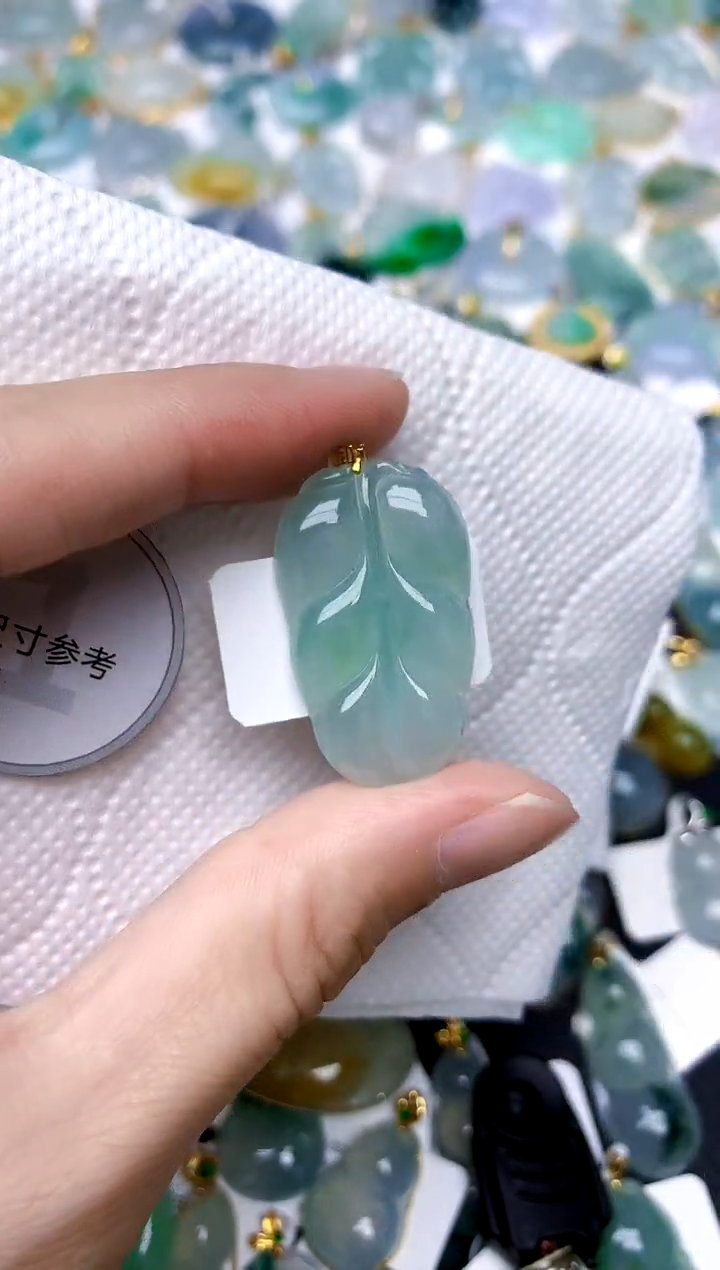 颈饰18K金镶嵌翡翠天然A货翡翠