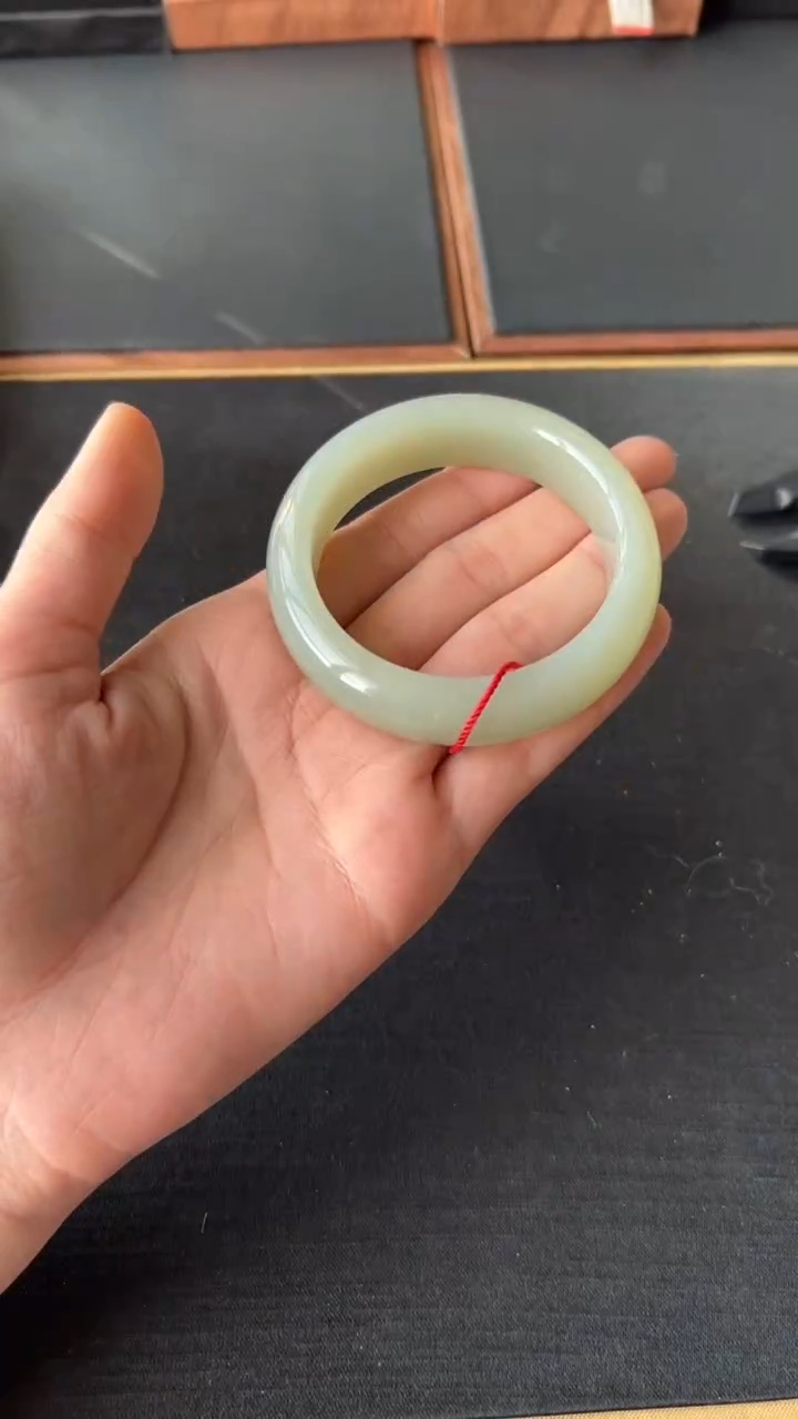 【闪购商品】和田玉手镯未镶嵌且末微色差近矿55