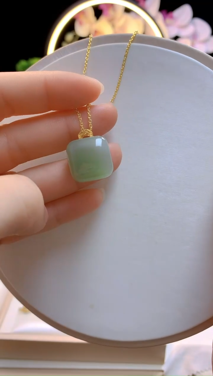吊坠(赠链)18K金镶嵌和田玉方糖
