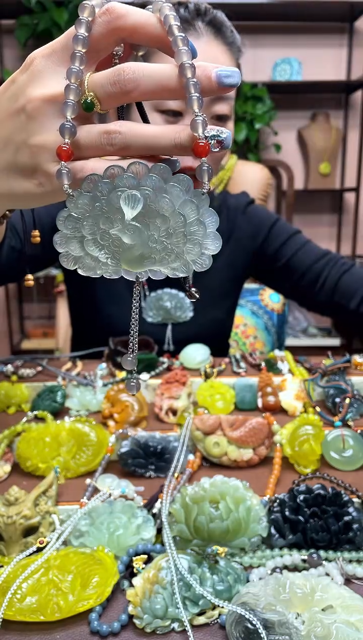 未镶嵌岫玉吊坠多样性发货发其中之一