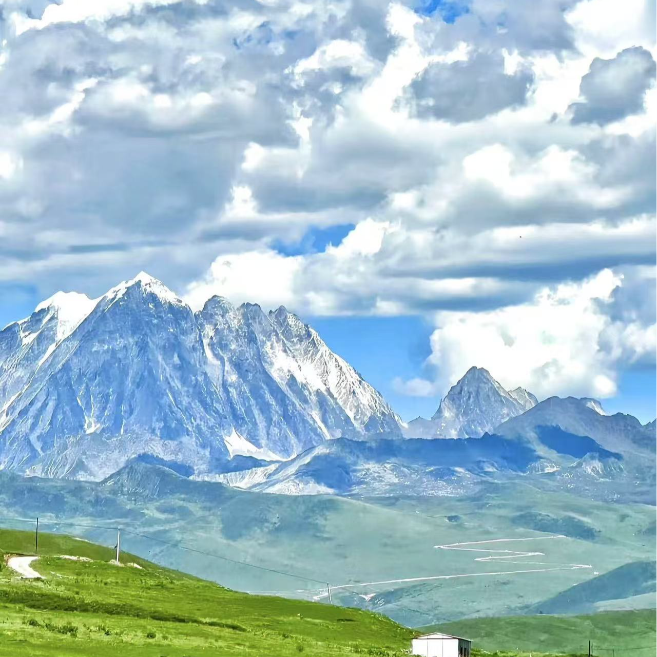 抖音商城新春特惠专享 自然雪山蓝天白云草地大自然景 照片