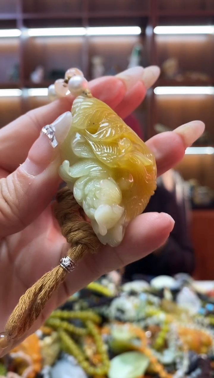 未镶嵌蛇纹石玉吊坠    