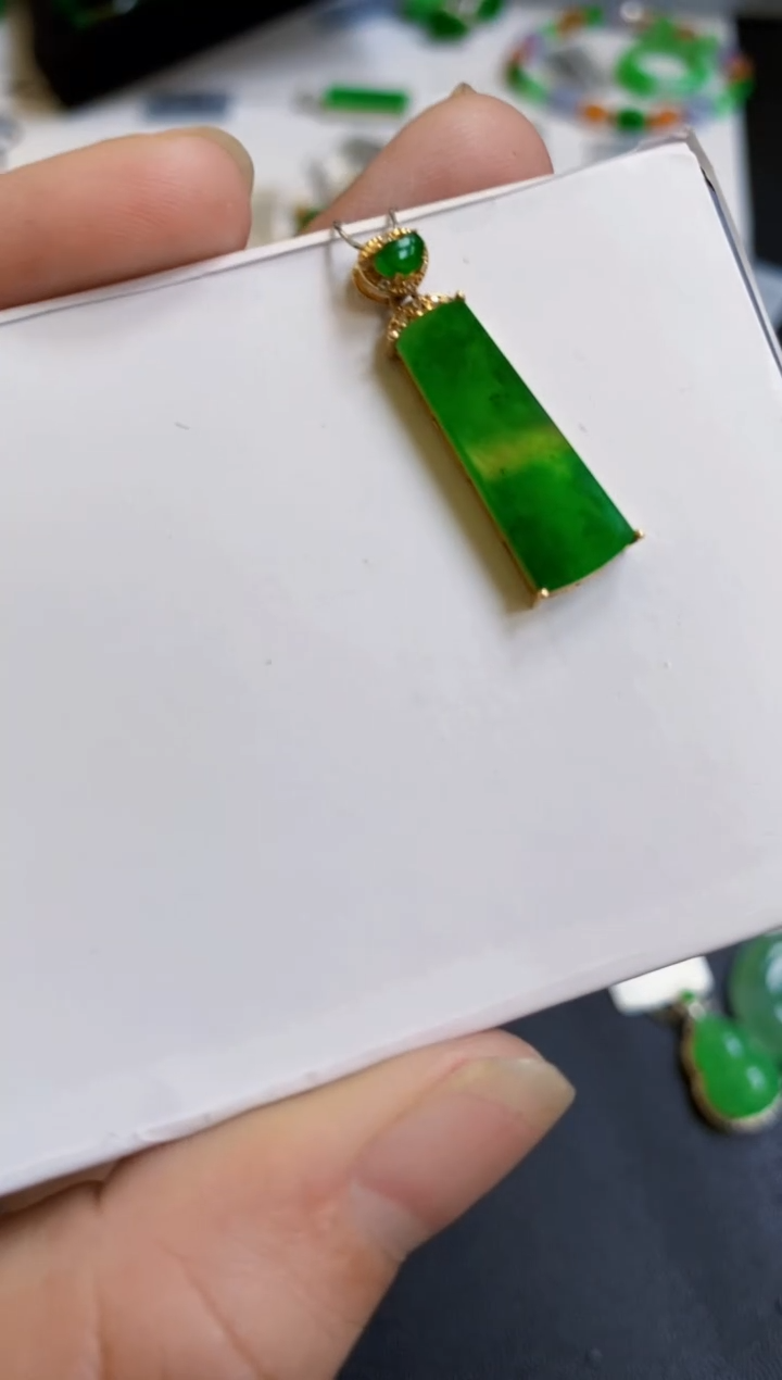 【闪购商品】翡翠颈饰18K金镶嵌吊坠