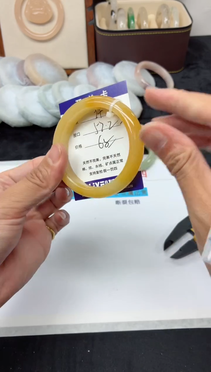 未镶嵌手镯石英质玉94