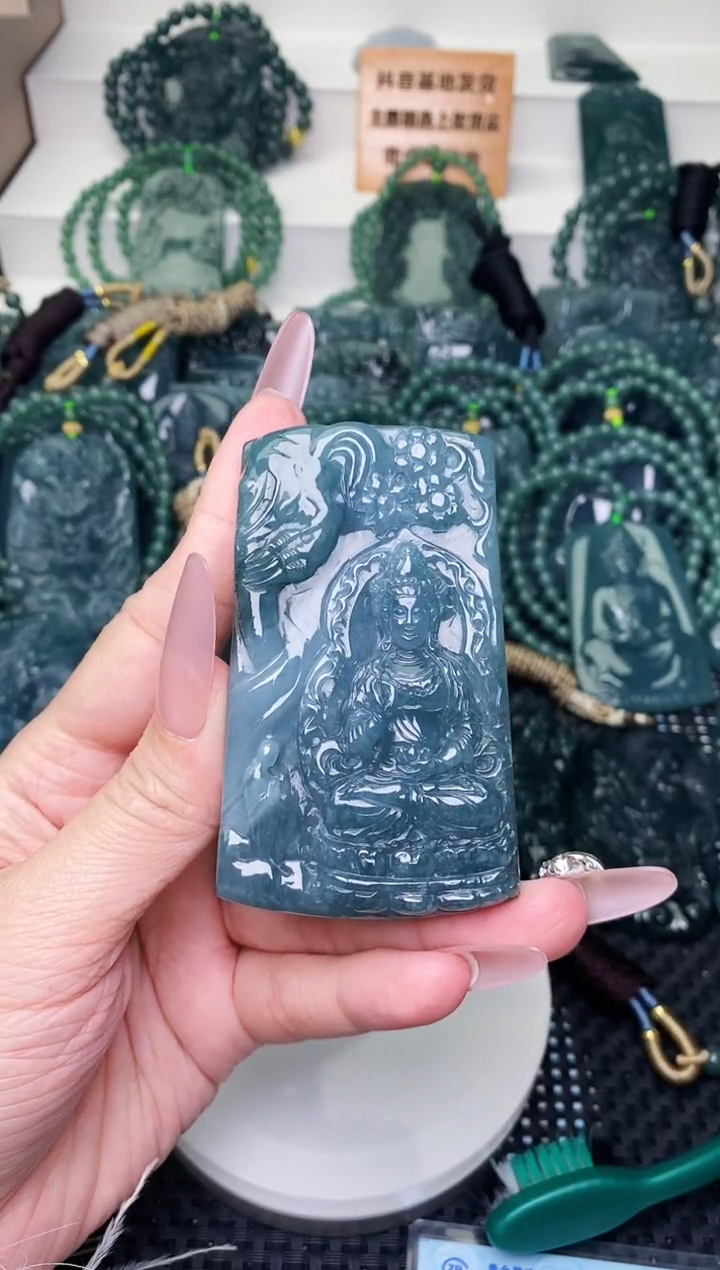 颈饰未镶嵌翡翠 