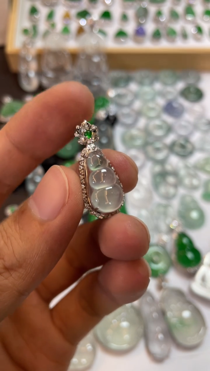 【闪购商品】翡翠吊坠(不含链)18K金镶嵌豆子